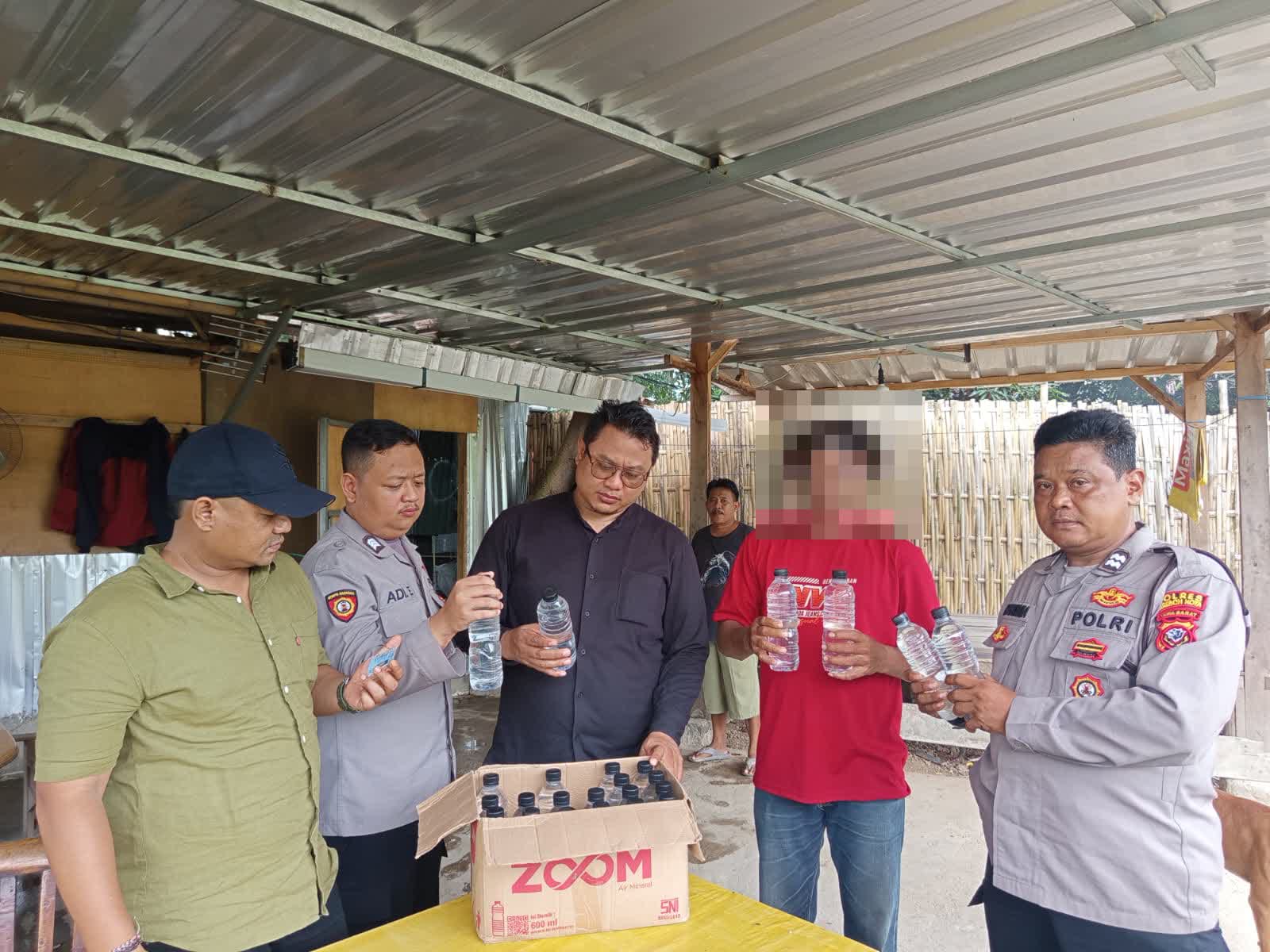 Polisi Gerebek Penjual Ciu di Terminal Harjamukti, Puluhan Botol Diamankan