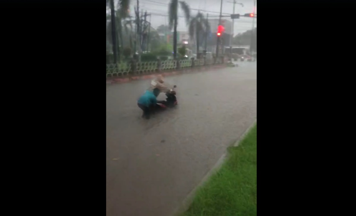 Jalan Terusan Pemuda Cirebon Banjir, Pengendara Terpaksa Dorong Motor