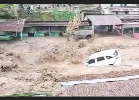 NGERI! Penampakan Mobil Terseret Banjir Bandang di Kawasan Wisata Sembahe Sibolangit