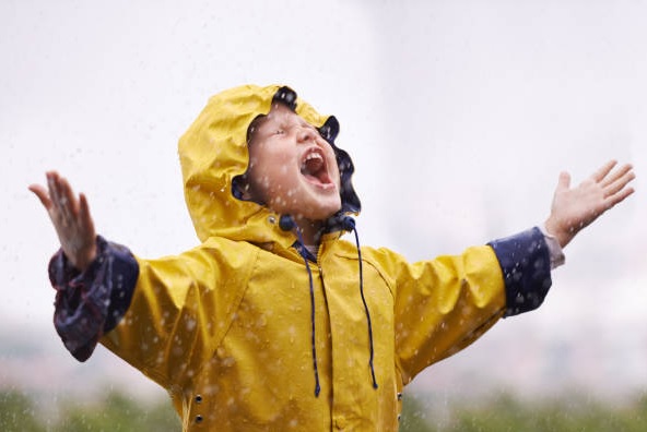4 Dampak Buruk Hujan-hujanan Bagi Kesehatan Sang Anak