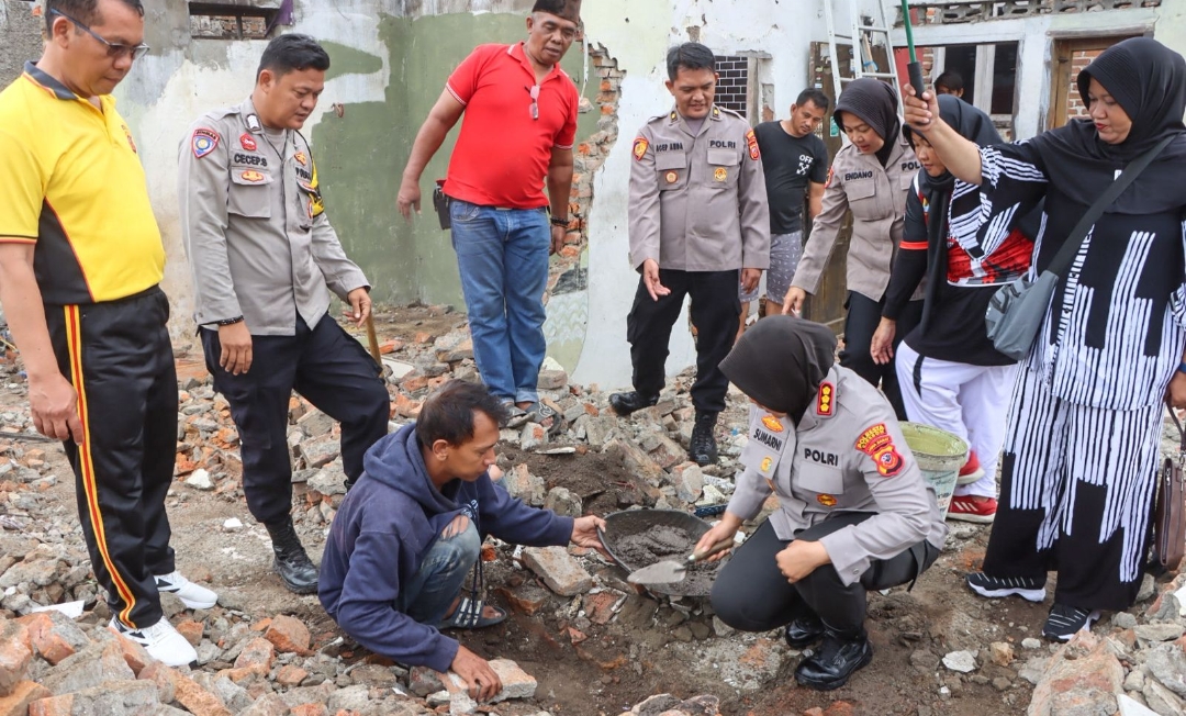 Bangun Kesejahteraan Masyarakat, Polresta Cirebon Renovasi Dua Rumah Warga Tak Layak Huni