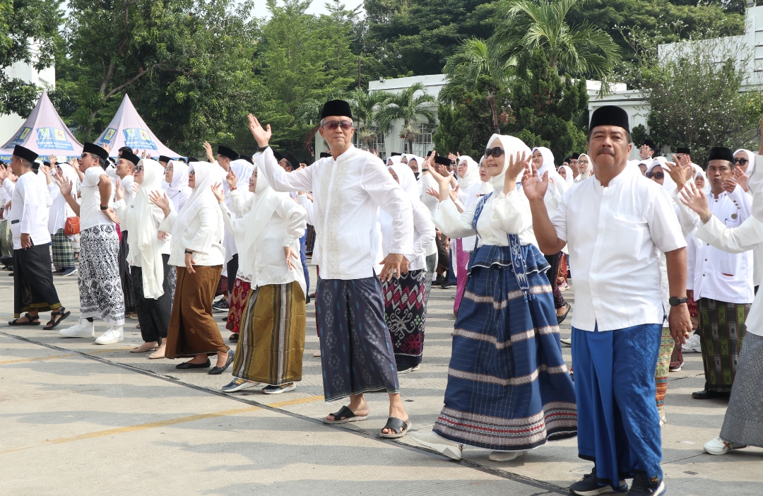 1.000 ASN di Kota Cirebon Ikut Berpartisipasi Pecahkan Rekor MURI Pakai Sarung Tenun