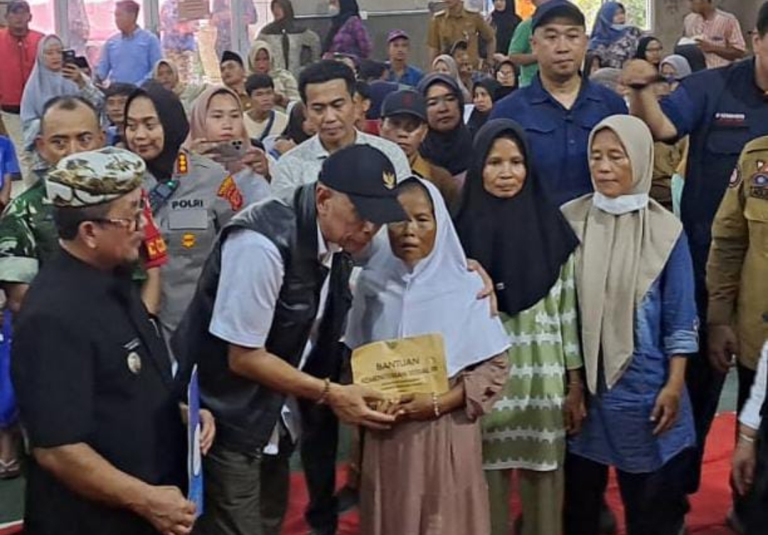 Kemensos Kucurkan Ratusan Juta Rupiah untuk Bantu Korban Longsor Gunung Kuda Cirebon