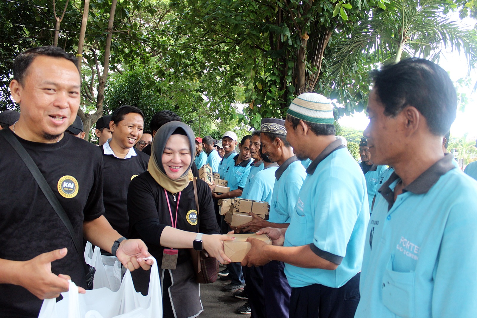 Berikan Apresiasi kepada Masyarakat, Millenial KAI Gelar Baksos Peduli dan Berbagi