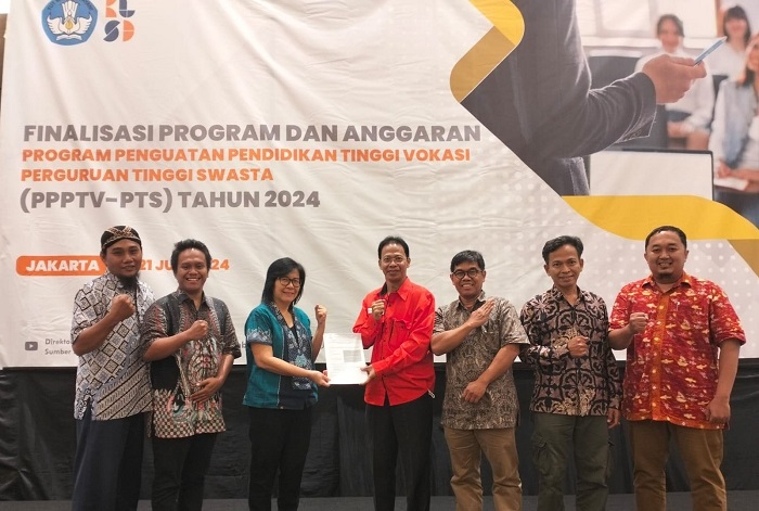 Wisuda XIX STMIK IKMI Cirebon: Siapkan Lulusan Unggul Era Transformasi Digital Berbasis AI 