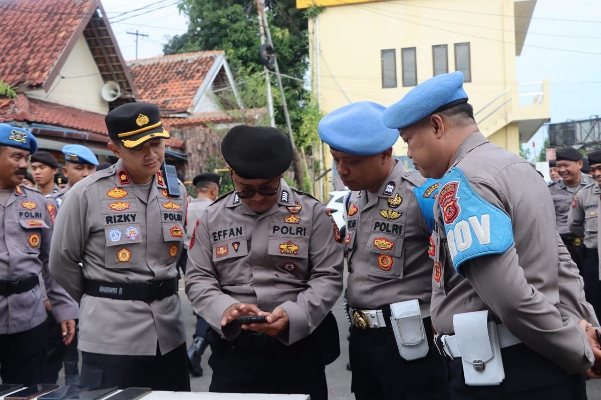 Handphone Polisi Cirebon Dirazia Propam Gara-gara Hal Ini
