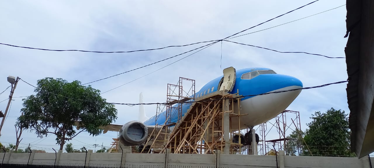 Pesawat Boeing 737-400 Bikin Penasaran Warga di Jl Wahidin Kota Cirebon, Ada Apa Ya?