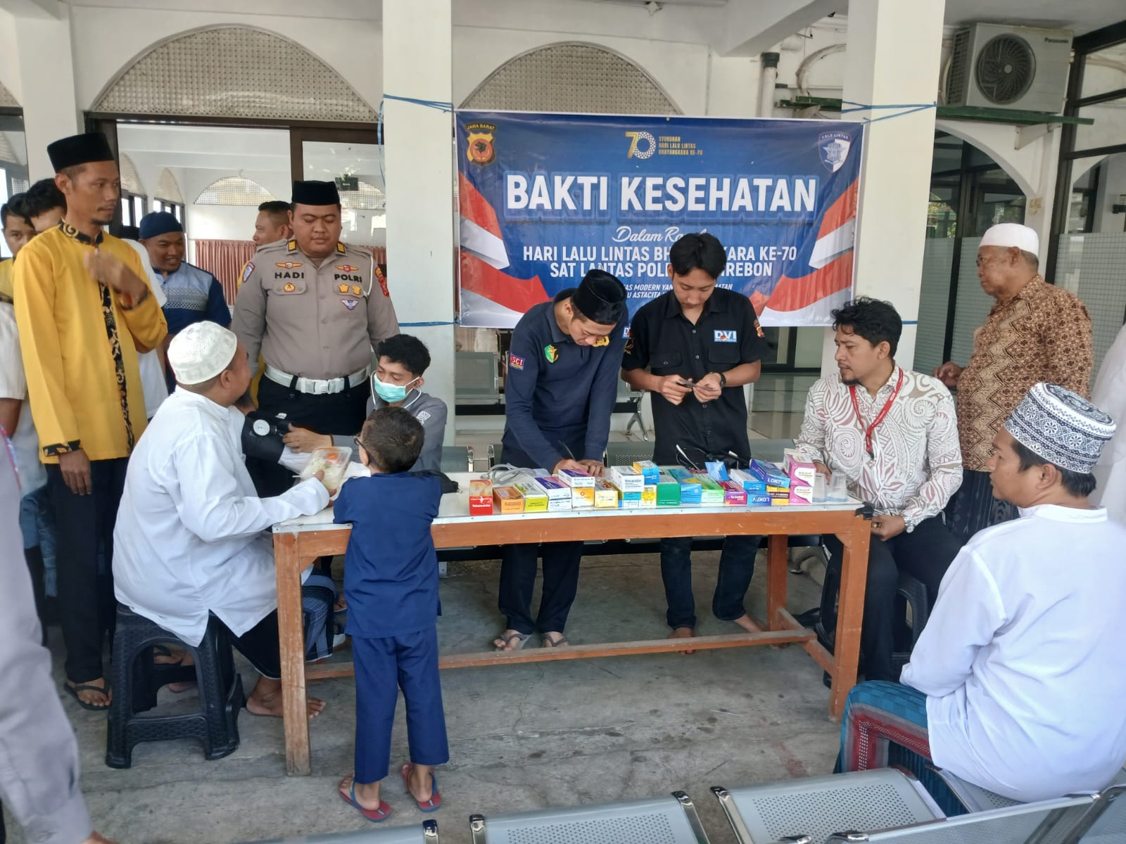 Peringati Hari Lalu Lintas Bhayangkara ke-70, Polresta Cirebon Gelar Bakso Kes di Masjid Abu Hurairah