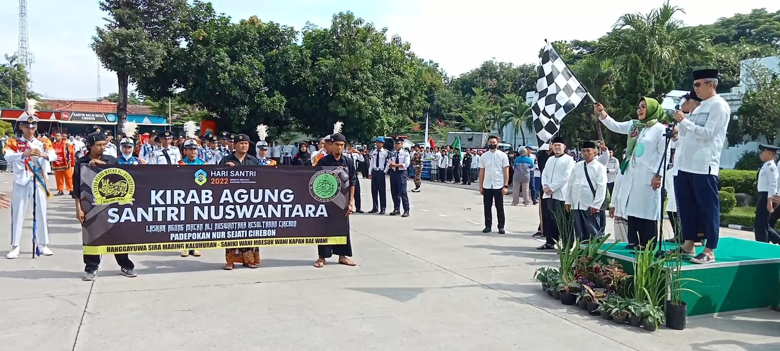 Ratusan Santri Ikuti Kirab Peringatan Hari Santri Nasional 2022 di Kota Cirebon 