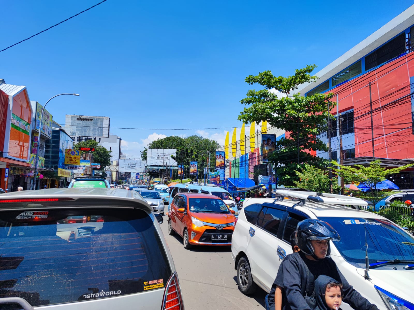 WAKTUNYA BELANJA! Lalu Lintas Pusat Kota Cirebon Padat Merayap