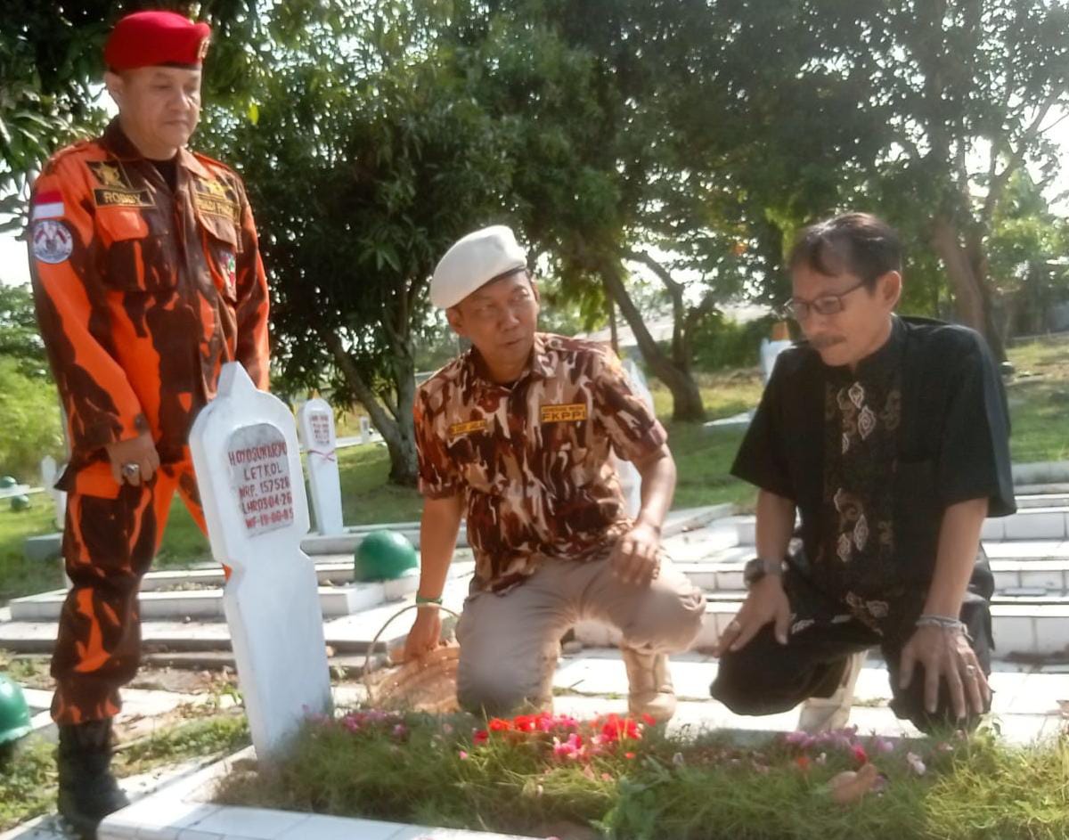 HUT Ke-46, GM FKPPI Kota Cirebon Tabur Bunga di TMP Kesenden