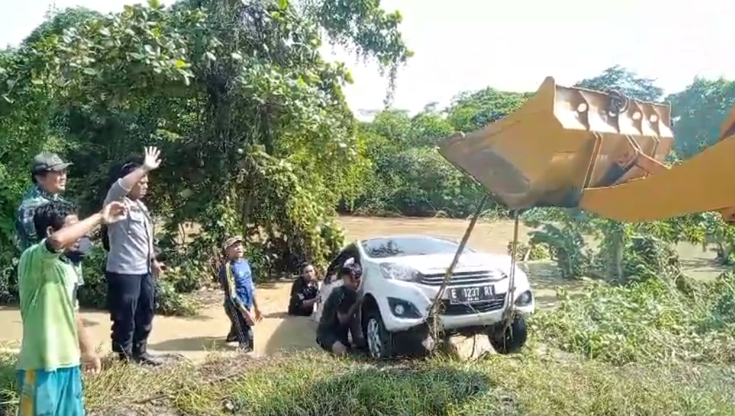 Mobil Hanyut Terbawa Arus Saat Melintasi Sungai Gulangjero Babakan, Begini Kondisi Penumpang 