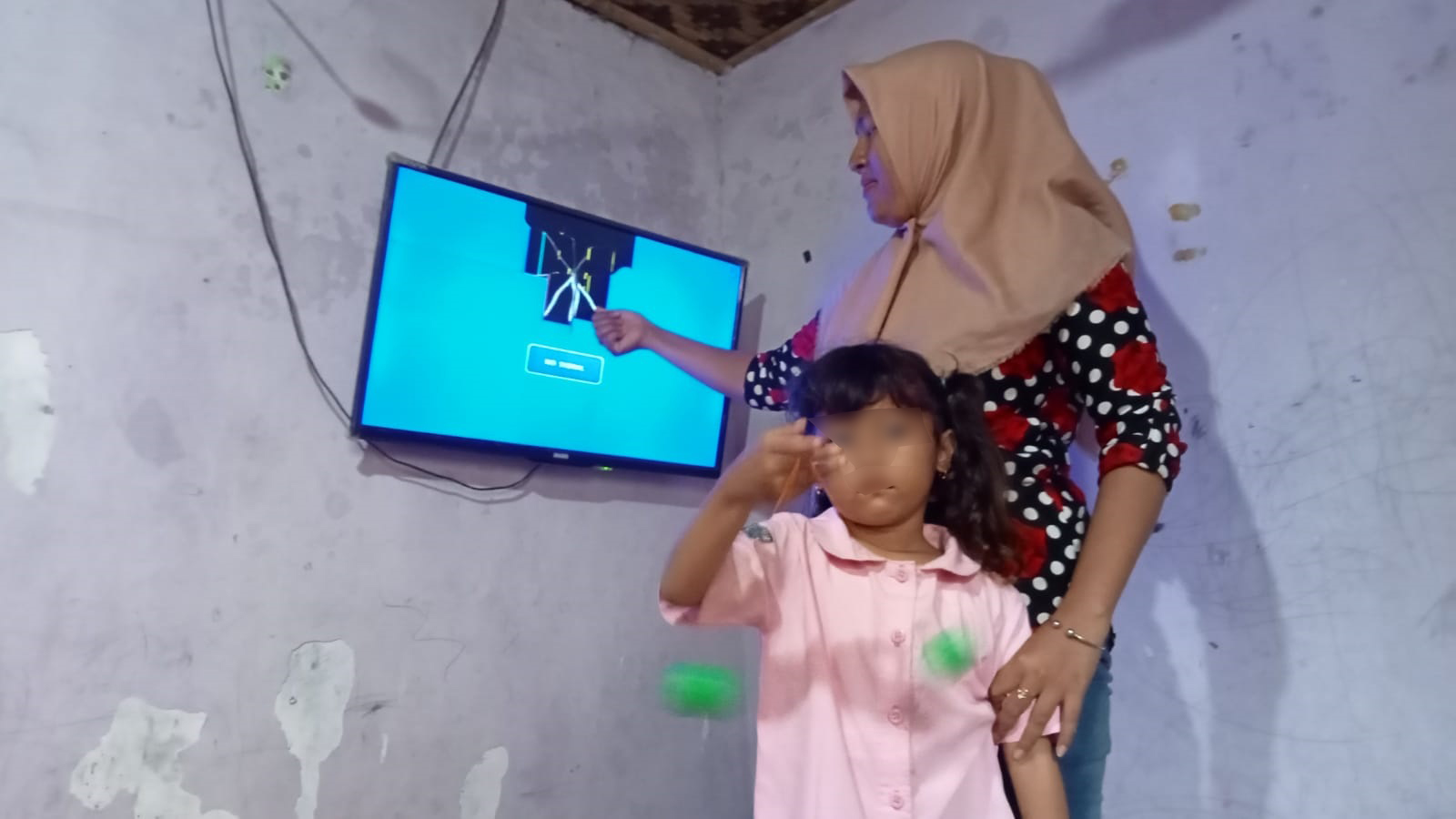 Lato lato Memakan 'Korban' di Cideng Cirebon, TV Rusak Kena Hantam