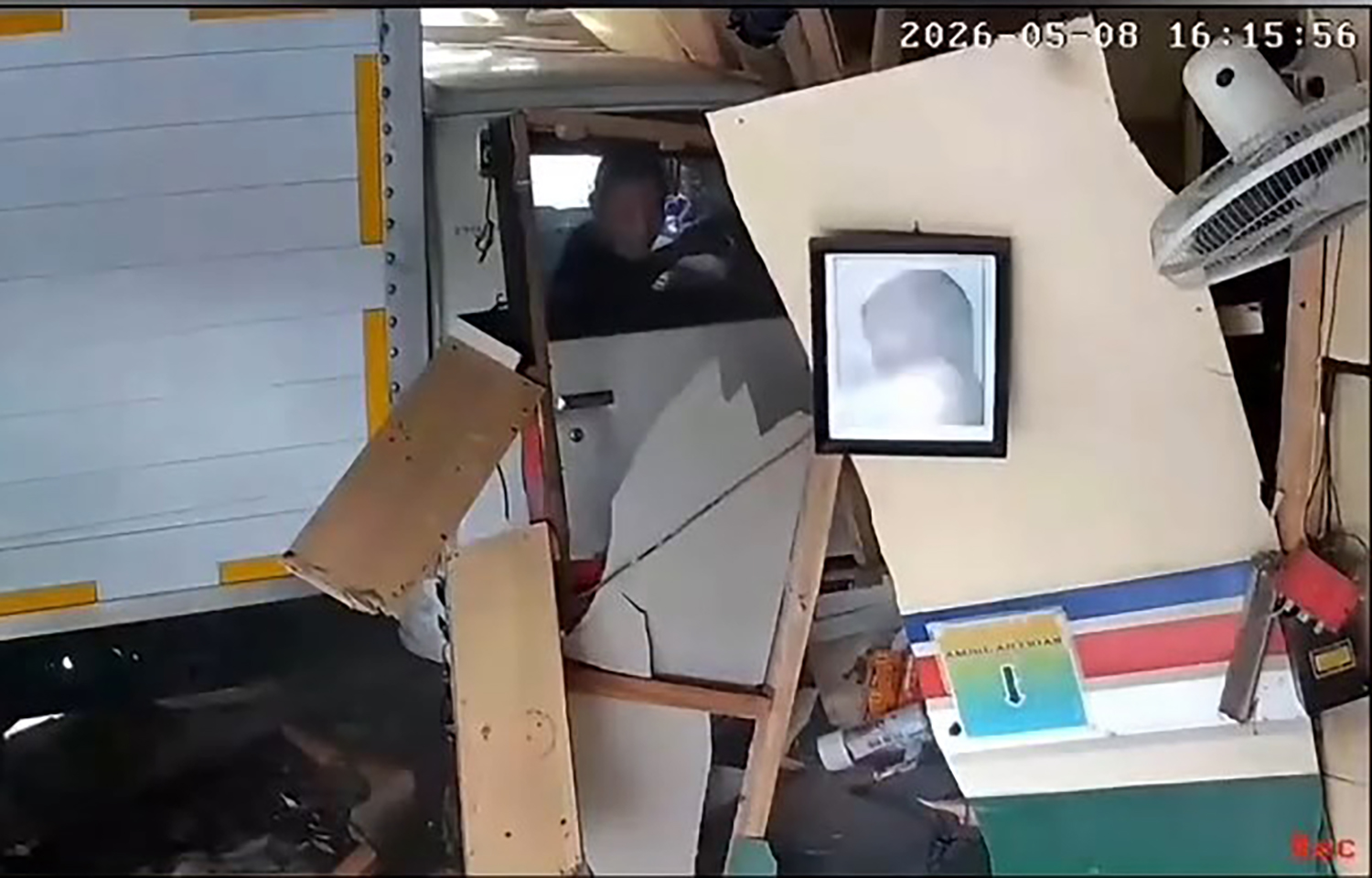 Hilang Kendali, Mobil Box Nyaris Hantam Tukang Cukur di Kuningan