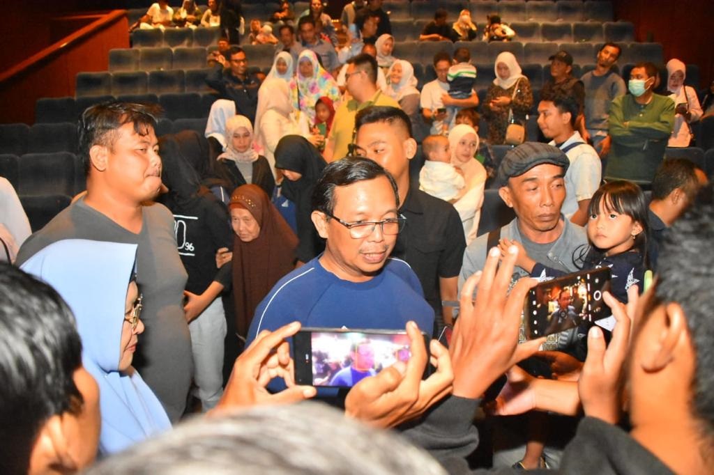 Keseruan Nobar Film Air Mata di Ujung Sajadah