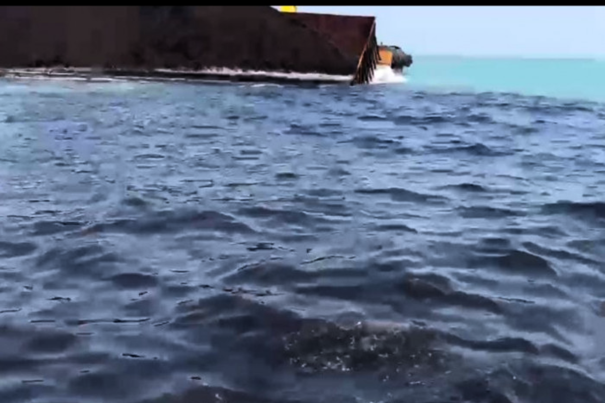 Laut Cirebon Menghitam Akibat Tumpahan Batu Bara, Aktivis Soroti Lambannya Penanganan dan Sikap Tertutup