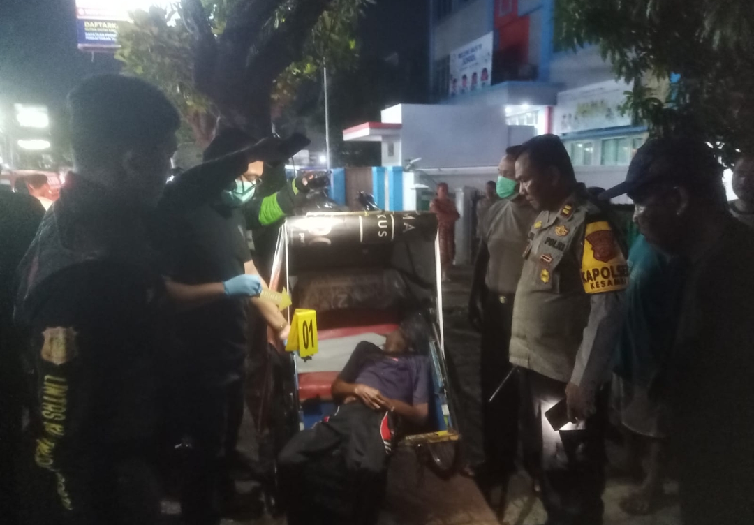 Diduga Sakit Saat Mangkal, Penarik Becak Meninggal Dunia, Jasadnya Dibawa Kesini