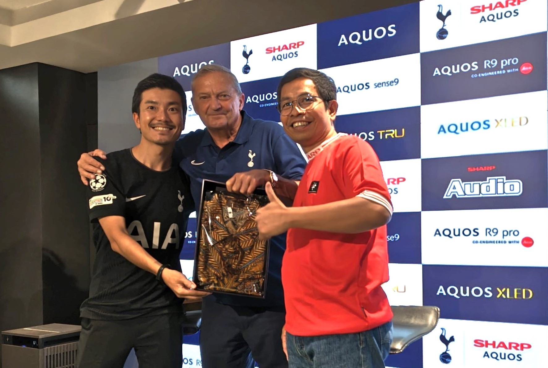 Sharp Gelar Nobar Premier League Bersama Gary Mabbutt, Club Ambassador Tottenham Hotspur
