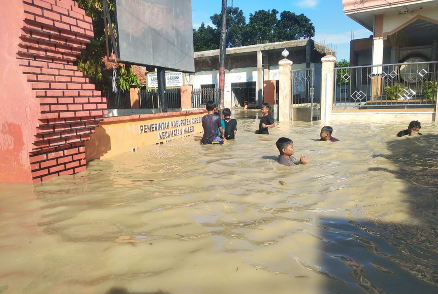 Warga Kabupaten Cirebon Jenuh Banjir, Minta Solusi Bukan Bantuan