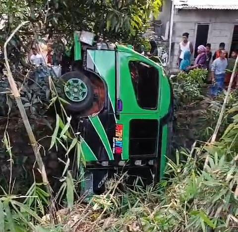 Sopir Hilang Kendali, Microbus Terperosok di Pinggir Jalan Cirebon-Kuningan, 6 Orang Luka-luka