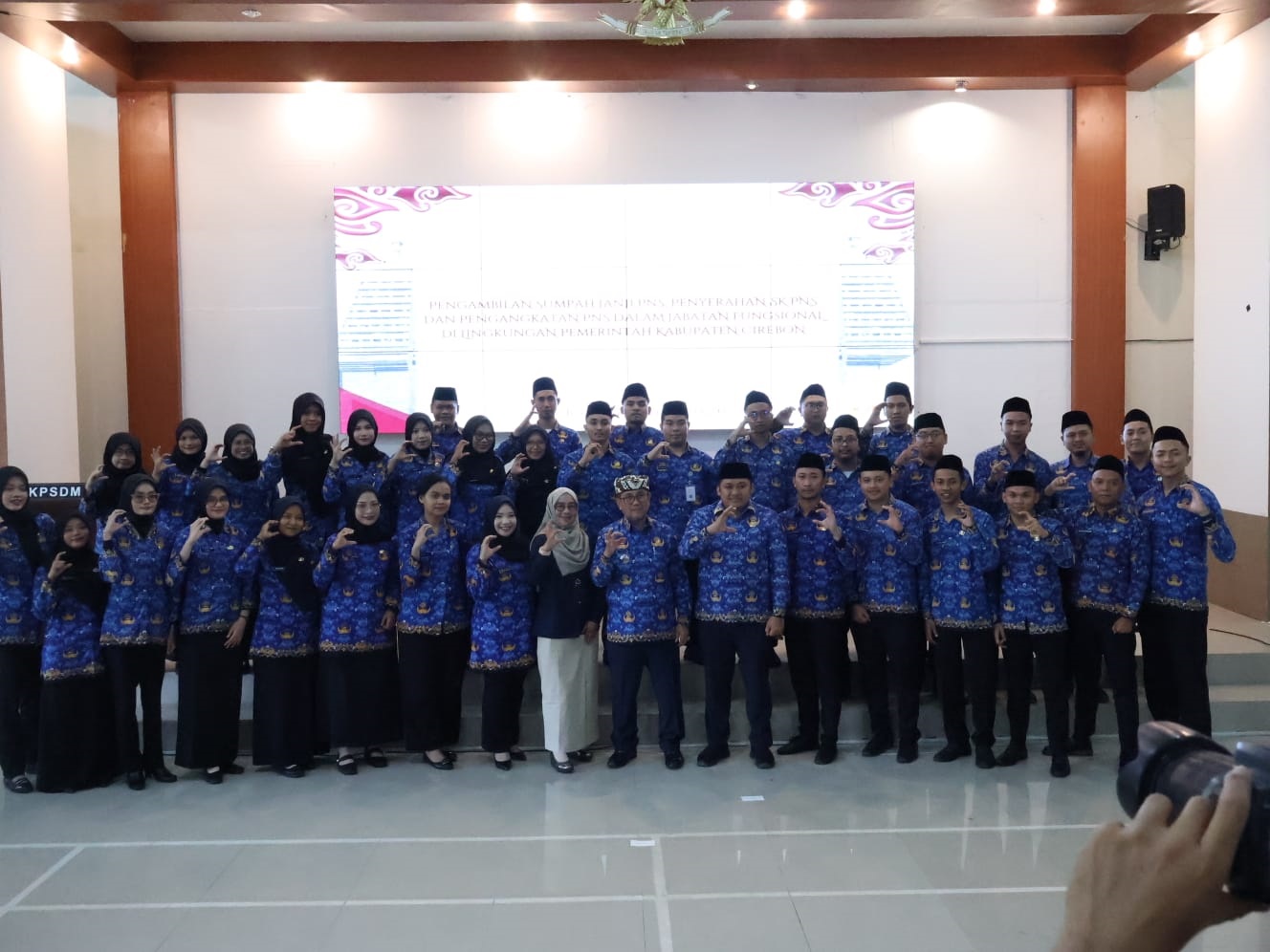 Tekankan Jaga Integritas dan Kinerja, Bupati Imron Ambil Sumpah Janji 63 PNS