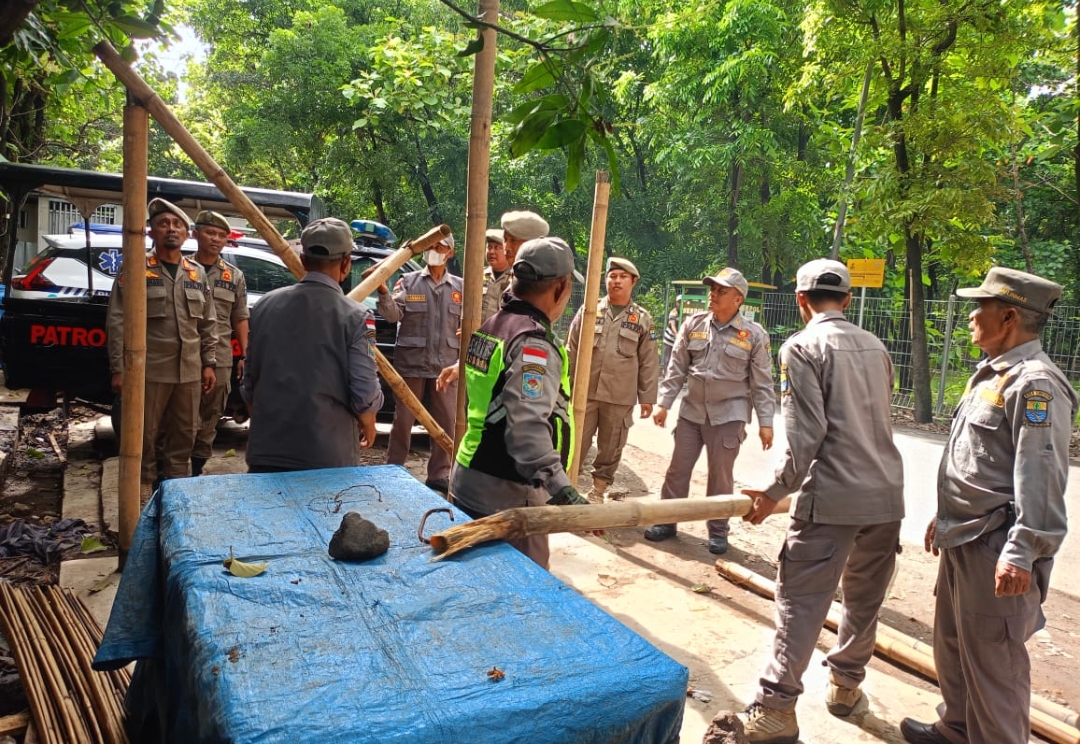 Satpol PP Kota Cirebon Tertibkan PKL di Kebon Pelok, Begini Respon Pedagang 