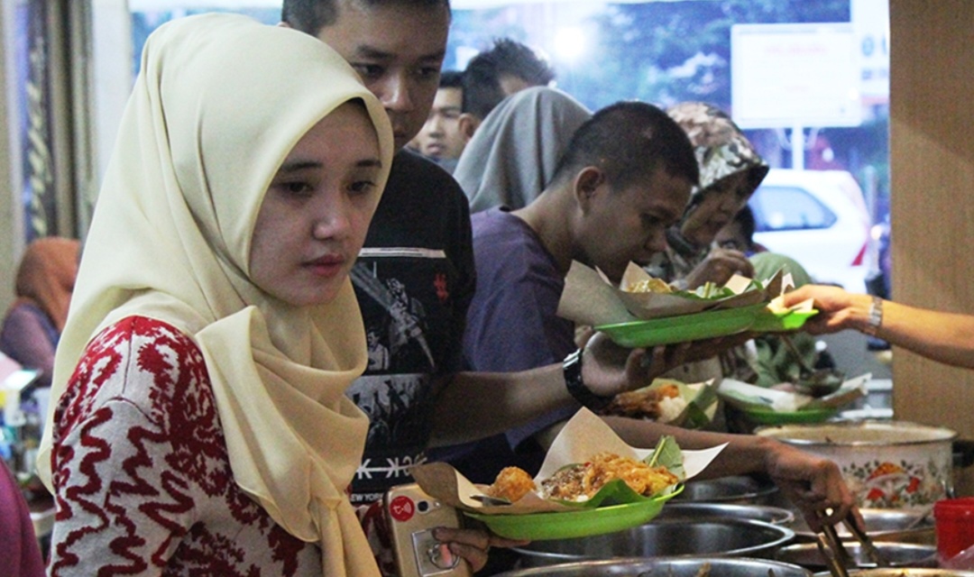 Kuliner Cirebon Legendaris: Sejarah Nasi Jamblang Mang Dul Sang Pelopor