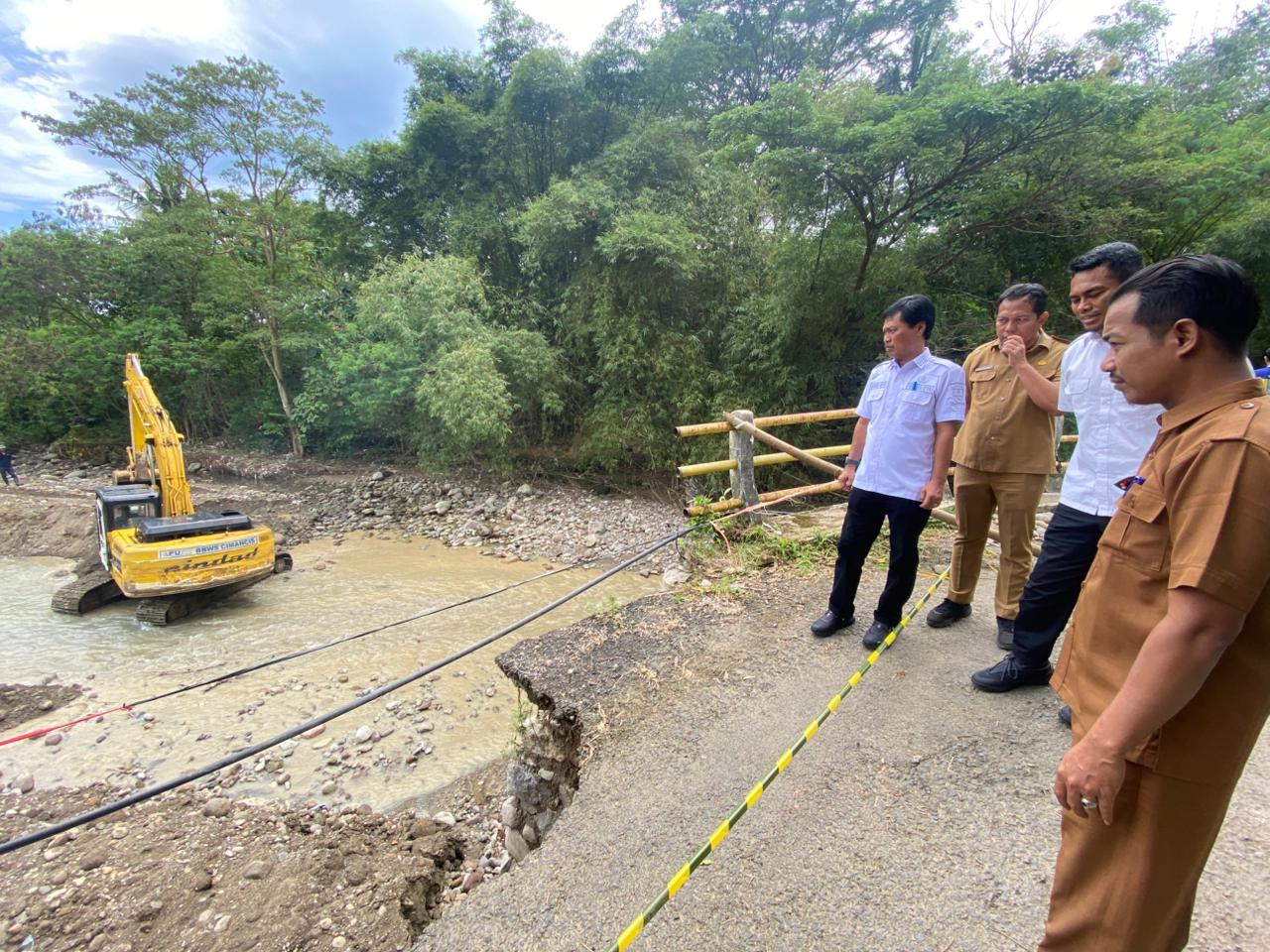 Walikota Cirebon Tinjau Jembatan Lebakngok, Arus Sungai Dialihkan Cegah Longsor Meluas