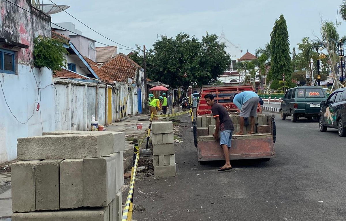 Bersih dari PKL, KAI Langsung Perbaiki Trotoar di Depan Stasiun Kejaksan