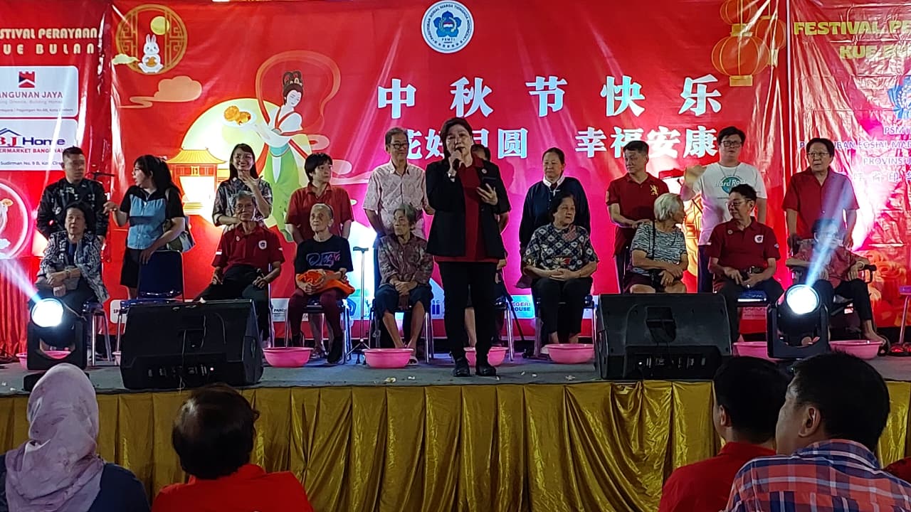 Basuh Kaki Orang Tua Warnai Puncak Mooncake Festival