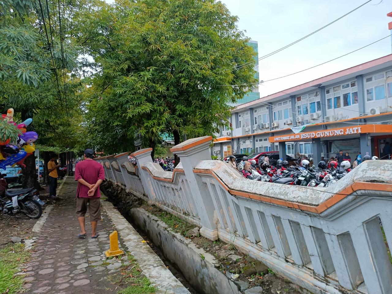 Pagar Depan Poliklinik RS Gunung Jati Nyaris Ambruk, Kondisi Miring Sudah Lama Namun Belum Diperbaiki
