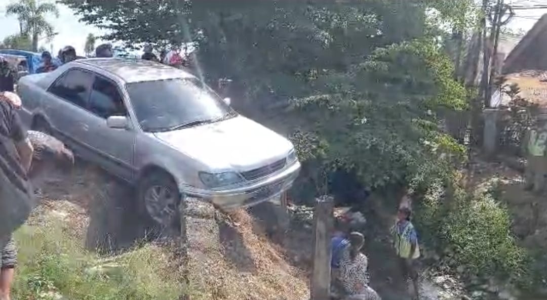 Sedan Silver Nyaris Terjun ke Sungai, Motor Honda Scoopy di Kolong, Kecelakaan di Jalan Raya Serang Cirebon