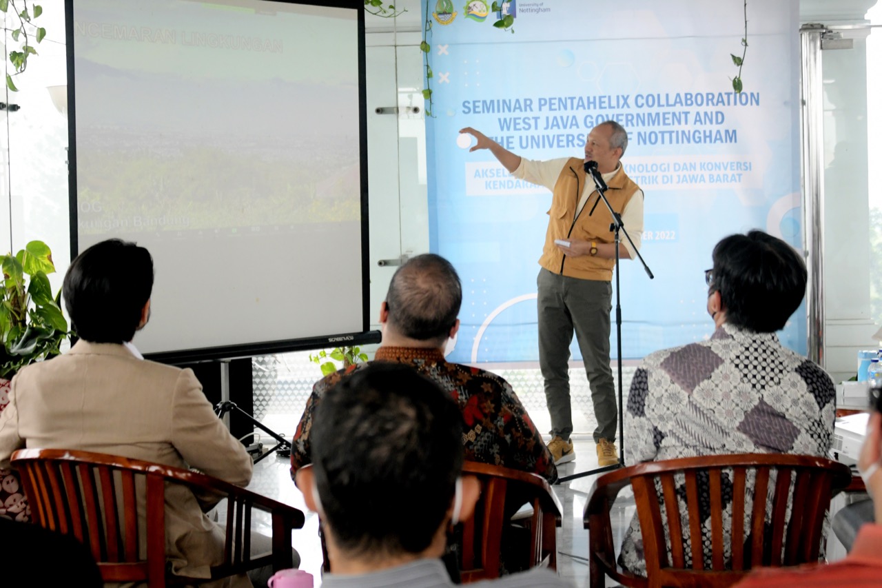 Jawa Barat Komitmen Kembangkan Ekosistem Kendaraan Listrik secara Pentahelix 