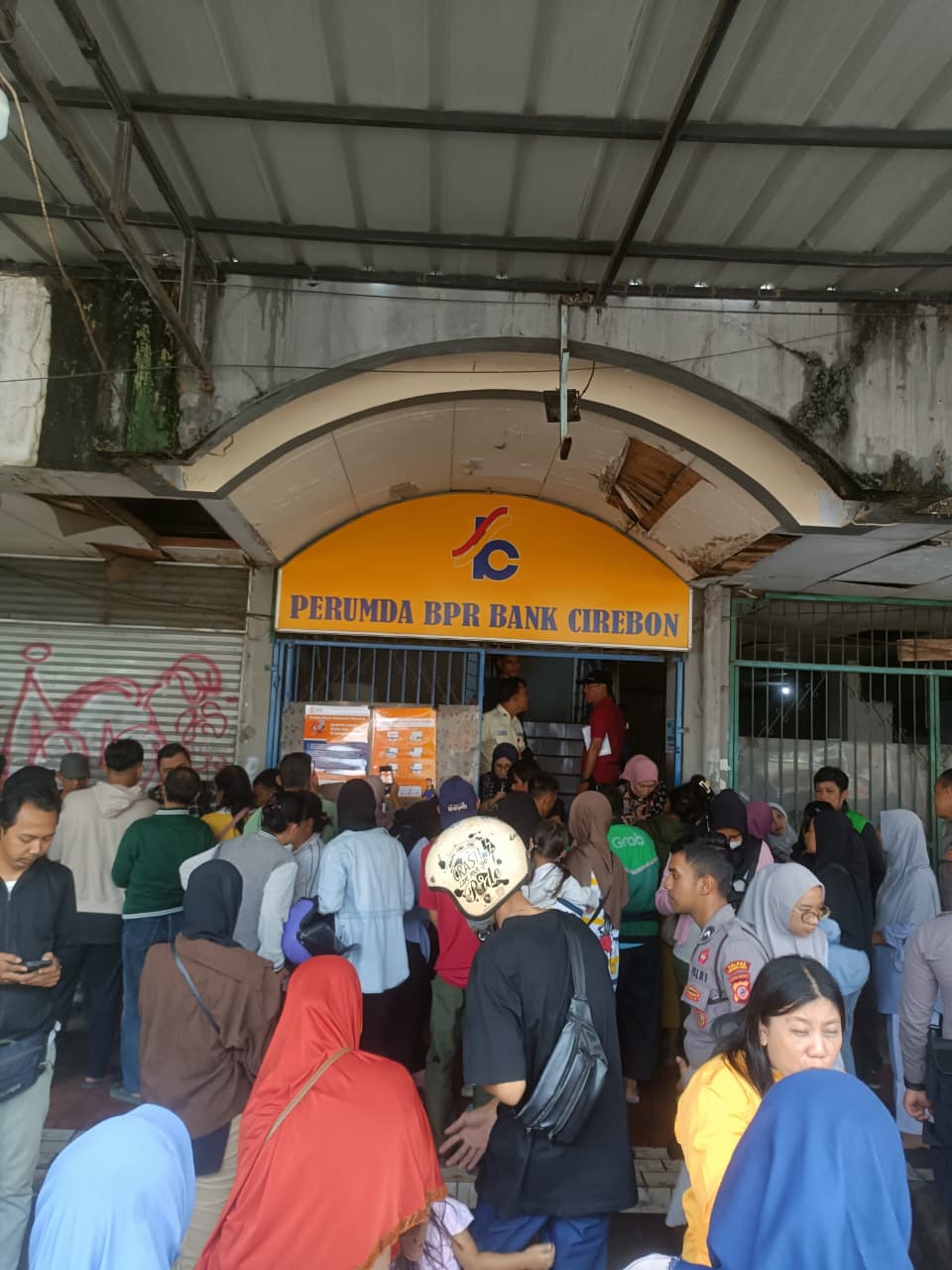 Nasabah Geruduk Bank Cirebon, OJK Minta Tak Perlu Panik, Tabungan Dijamin LPS