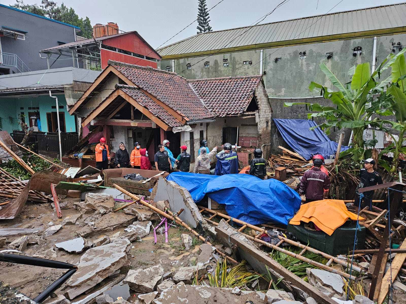 Gercep! Dinsos Jabar  Salurkan Bantuan Logistik untuk Warga Terdampak Banjir Bandang Cimahi