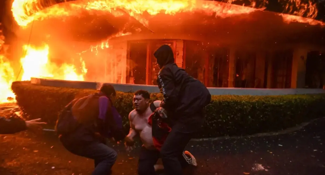 Demo Depan DPRD Jabar Ricuh, Mes MPR RI dan dan Videotron Terbakar