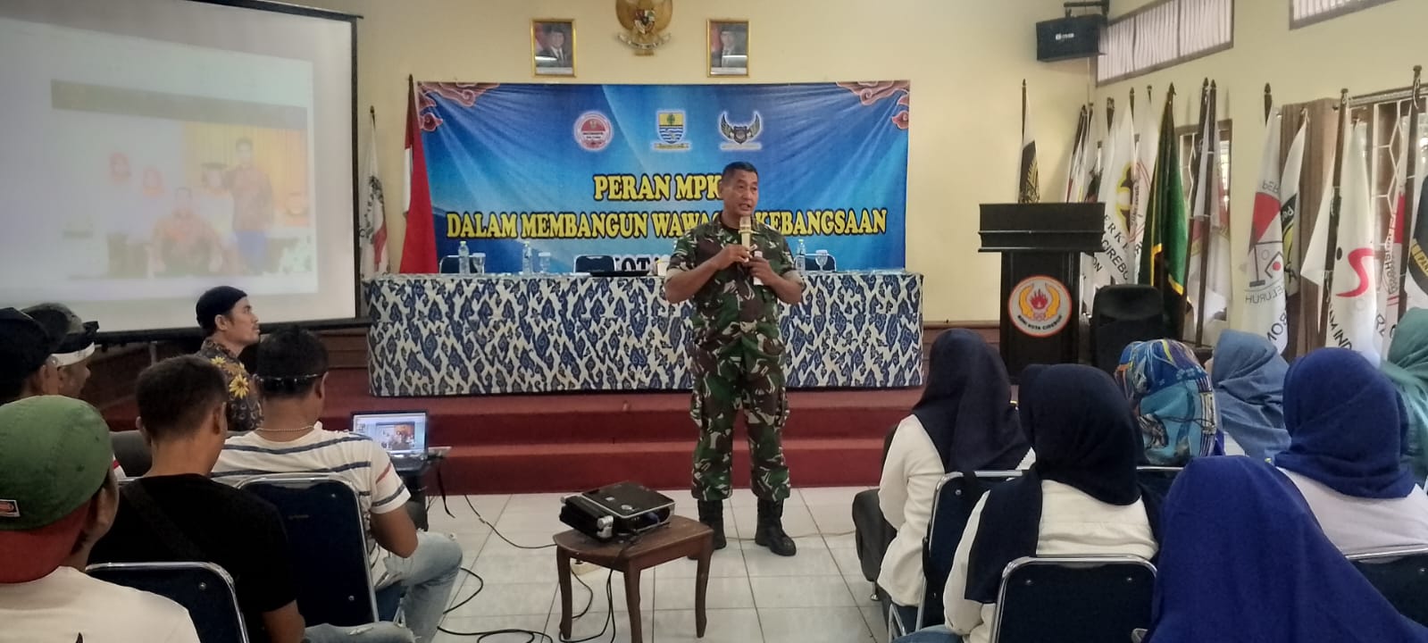 Pjs. Kasdim 0614/Kota Cirebon Berikan Materi Wawasan Kebangsaan dan Bela Negara pada Kegiatan MPKW