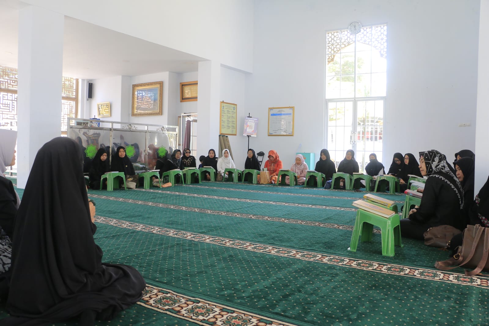 Belajar Al-Qur’an hingga Berbagi Takjil, Ramadan DWP Kota Cirebon Berakhir Khidmat