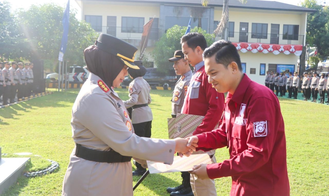 Pimpin Apel Jam Pimpinan, Kapolresta Cirebon Beri Penghargaan ke Personel Berprestasi 