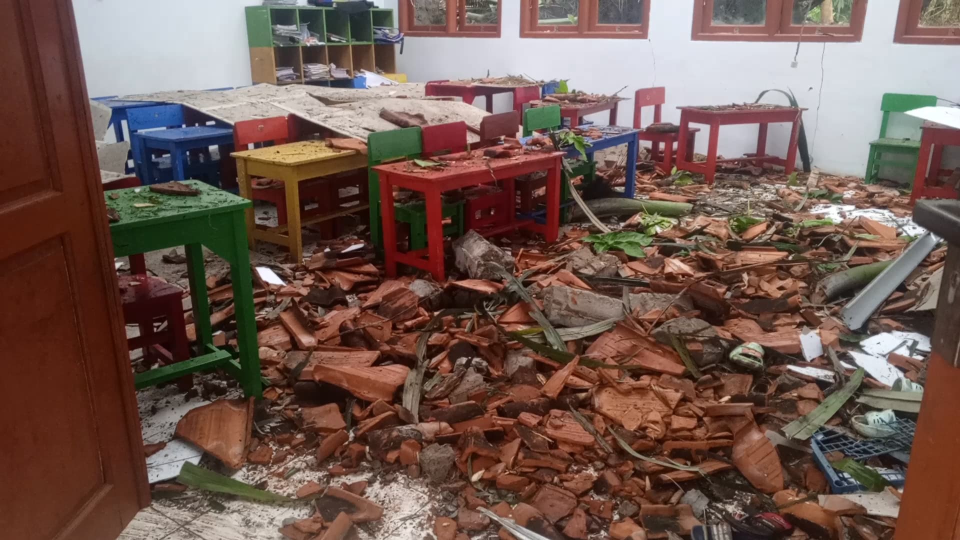 Hujan Deras Disertai Angin Kencang Sebabkan Pohon Tumbang, Atap Sekolah di Kuningan Rusak Parah