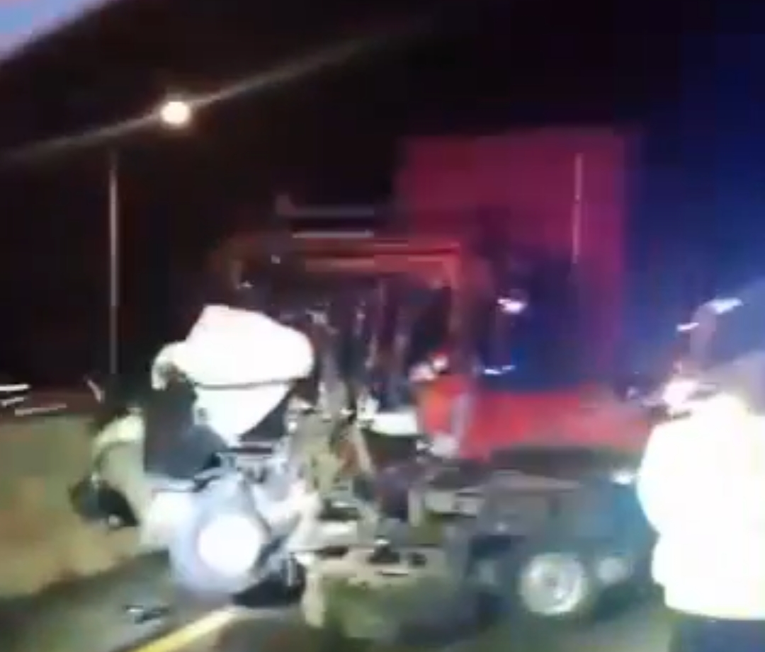 BREAKING NEWS: 9 Kendaraan Terlibat Kecelakaan Beruntun di Tol Cipularang Purwakarta