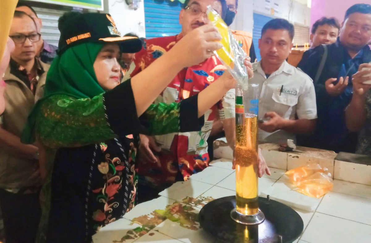 Wakil Walikota Cirebon Sidak Minyakita di Pasar, Ternyata Kemasan 1 Liter Isinya Cuma Segini