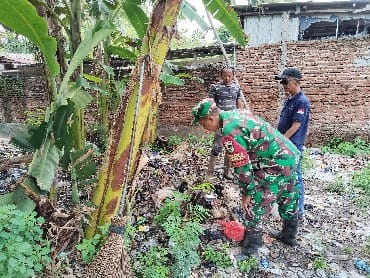 Warga RW 03 Langensari Bersama Babinsa Gelar Kerja Bakti Antisipasi Banjir dan Penyakit