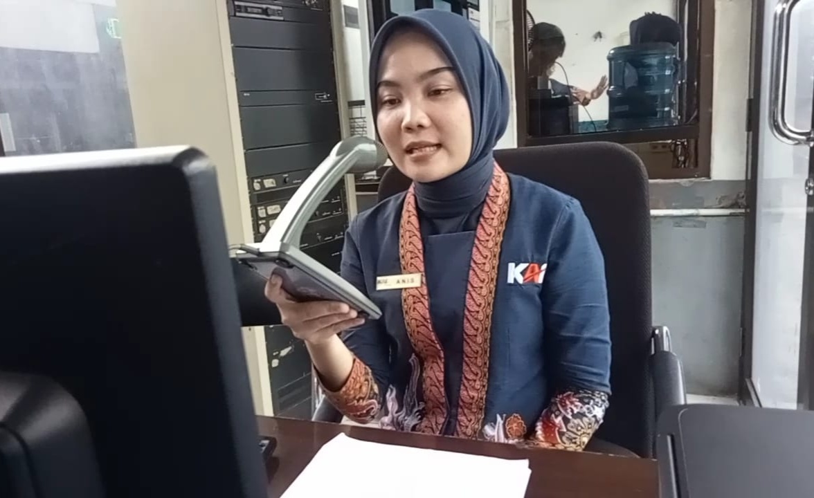 Menguasai 3 Bahasa, Ini Dia Sosok Announcer Cantik di Stasiun Kejaksan Cirebon