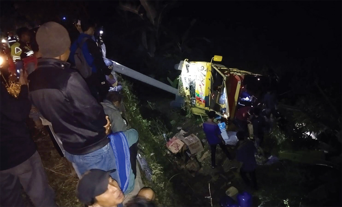 Kecelakaan di Jalintim Kuningan, Truk Sembako Gagal Nanjak Terguling ke Jurang