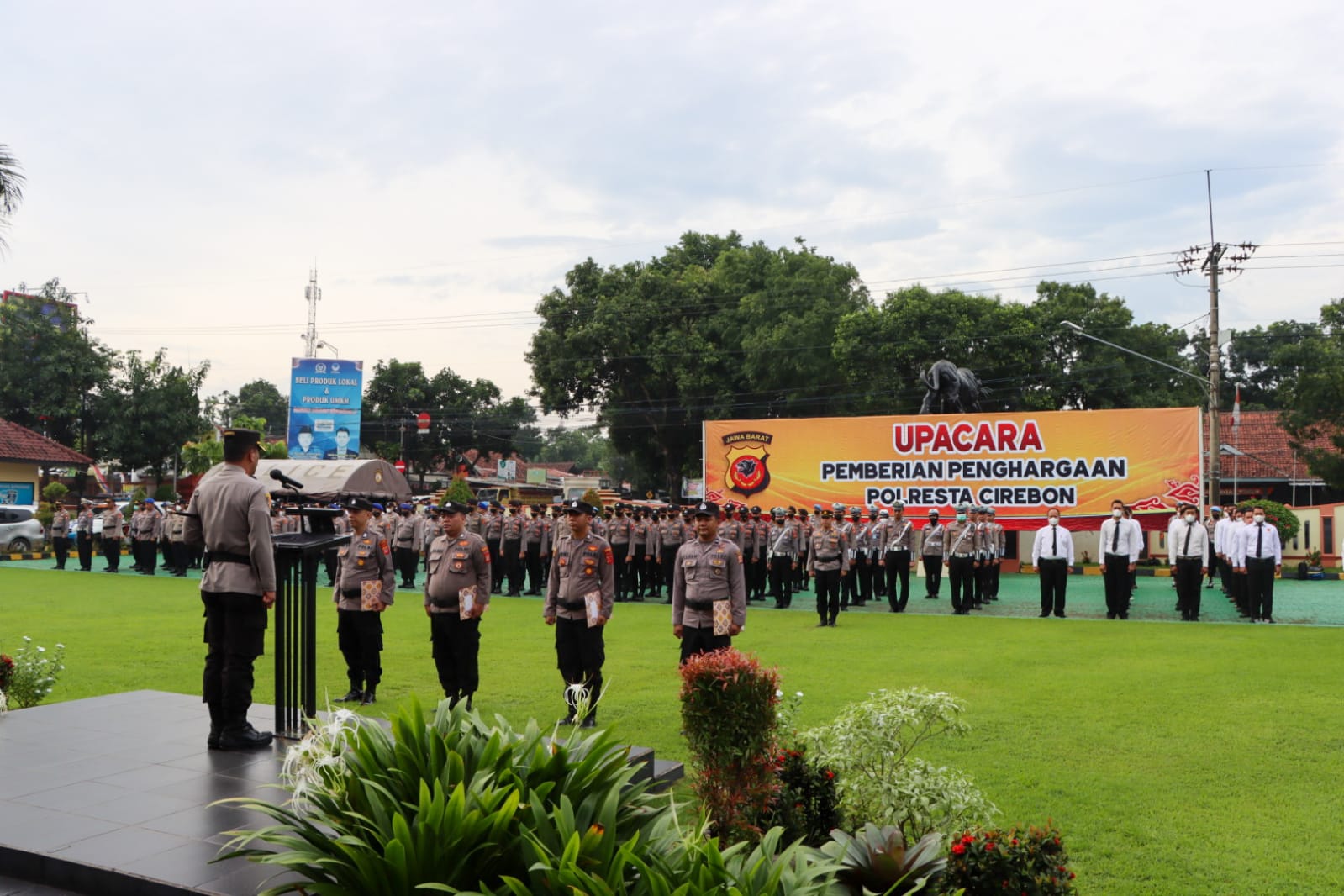 Kapolresta Cirebon Berikan Penghargaan kepada Empat Personel Polsek Pabuaran