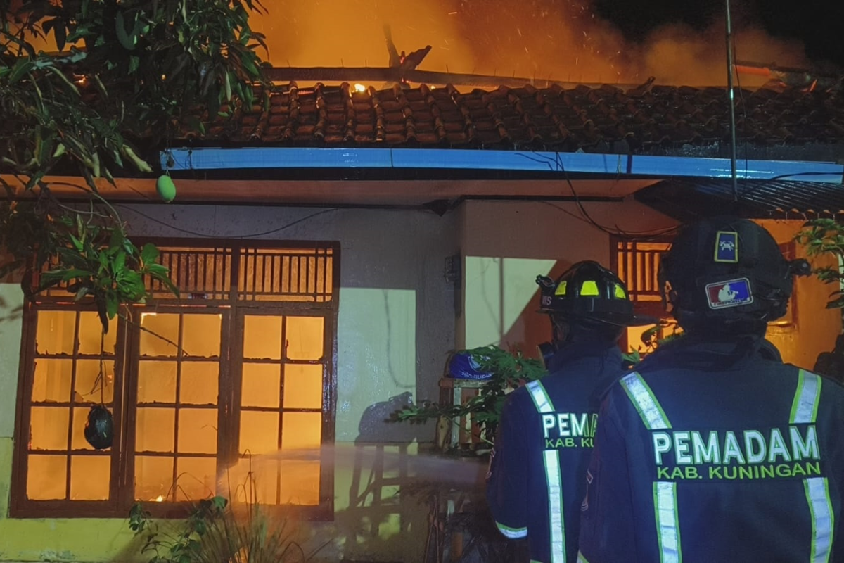 Kebakaran di Kuningan: Rumah Sekaligus Tempat Usaha Konveksi Hangus Terbakar, Kerugian Capai Rp360 Juta