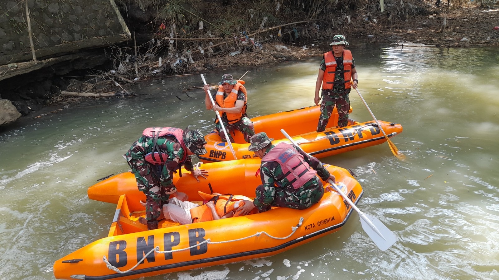 Kodim 0614 Kota Cirebon Latihan Penanggulangan Banjir Langsung di Sungai