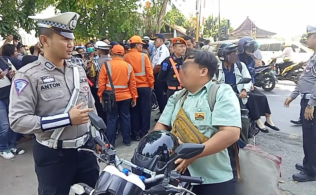 Banyak Pengendara Manantang Maut di Perlintasan KA Slamet Riyadi Cirebon, Polisi Menindak Tegas