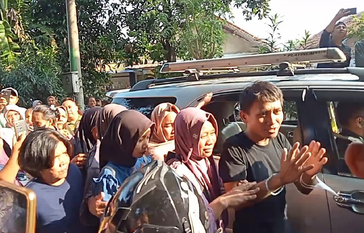 Pegi Setiawan Tiba di Rumah Cirebon, Ratusan Warga Berdesakan Menyambutnya